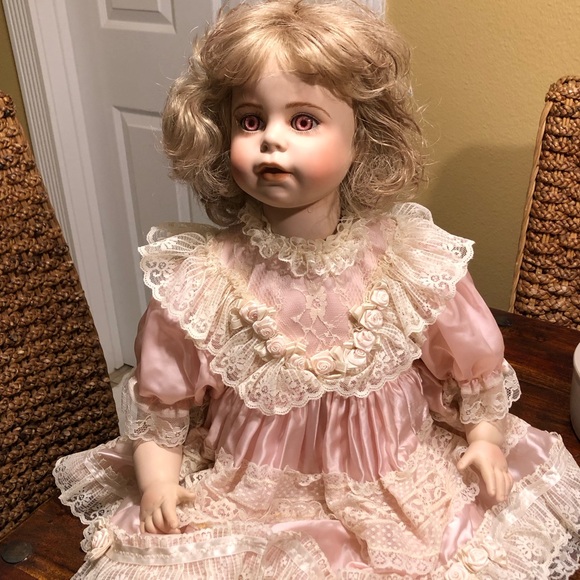 #82 1996-2000 Thelma Reach 22” Porcelain Doll Blonde Hair Pink Eyes & Dress - Picture 2 of 16